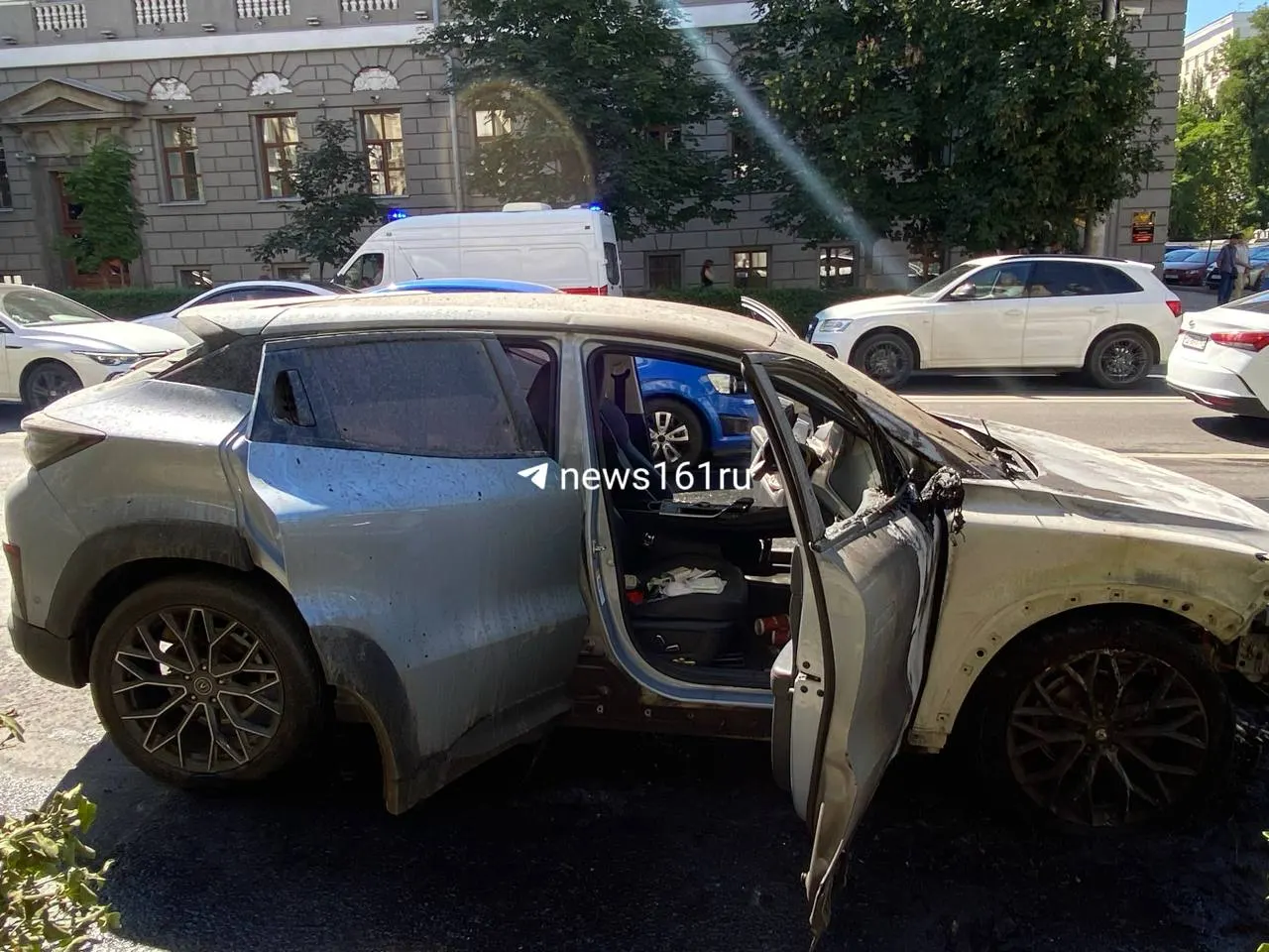 На улице Большая Садовая загорел автомобиль. Трое женщин покинули салон, причины возгорания пока не установлены.