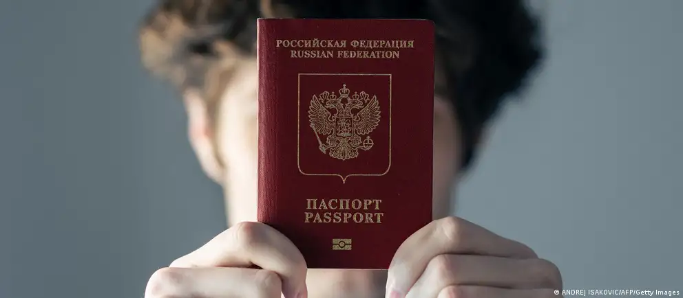 После возражений Франции и Италии Евросоюз решил ограничить визовый запрет краткосрочными визами и применять его лишь к тем, кто непосредственно участвовал в боевых действиях в Украине; одновременно расширены гуманитарные и государственные исключения.
