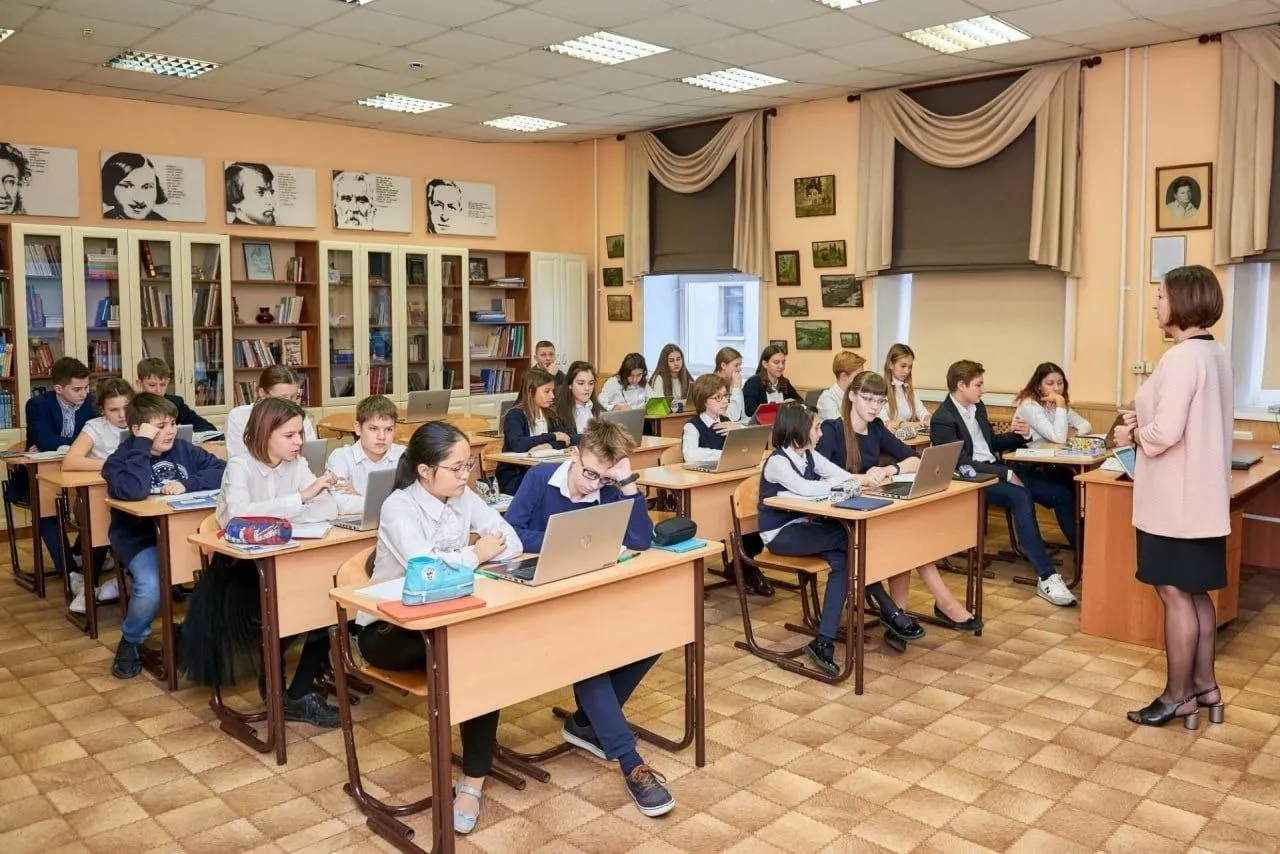 Указ закрепляет особый статус профессии, гарантирует постоянное профессиональное развитие, бесплатную юридическую поддержку, наставничество для новичков, бесплатный доступ к государственным электронным ресурсам и звание «Ветеран труда» для педагогов с 25-летним стажем.