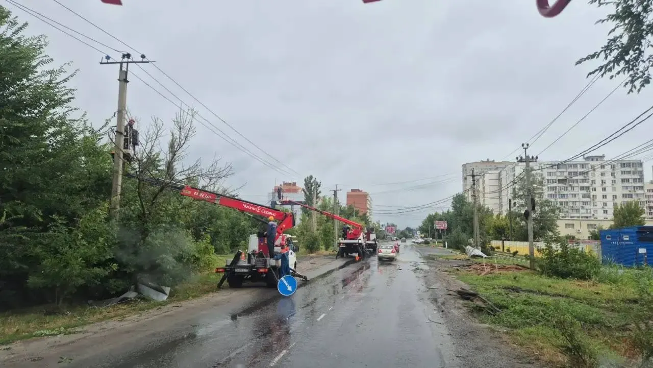 Губернатор сообщил, что 51 человек обратился за медпомощью, электроснабжение ограничено в 102 населённых пунктах, а больше 42 тысяч жителей остаются без воды. Энергетикам помогают бригады из соседних регионов.