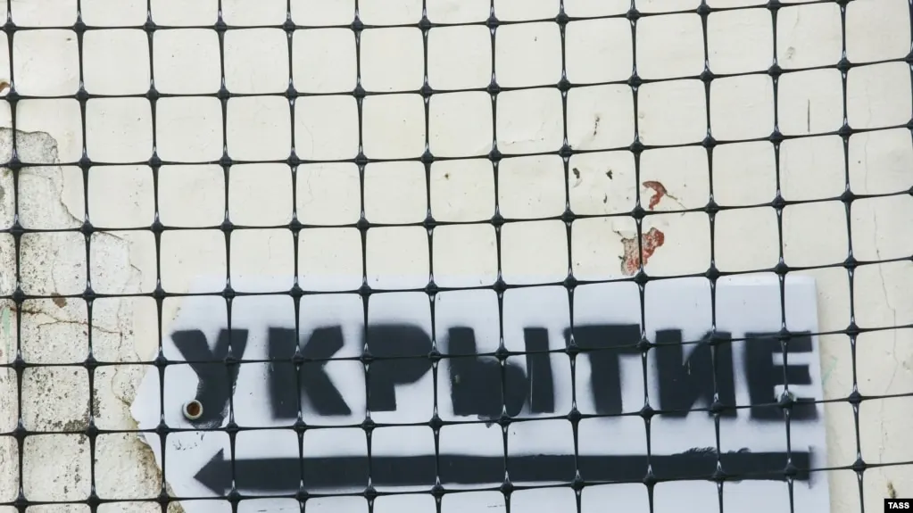 В нескольких регионах зафиксированы удары беспилотников и ракет: в Калужской области горело промышленное предприятие, в Белгородской — повреждена энергетика и газовая инфраструктура, есть погибший и раненые. Минобороны сообщает о сотнях сбитых дронов.