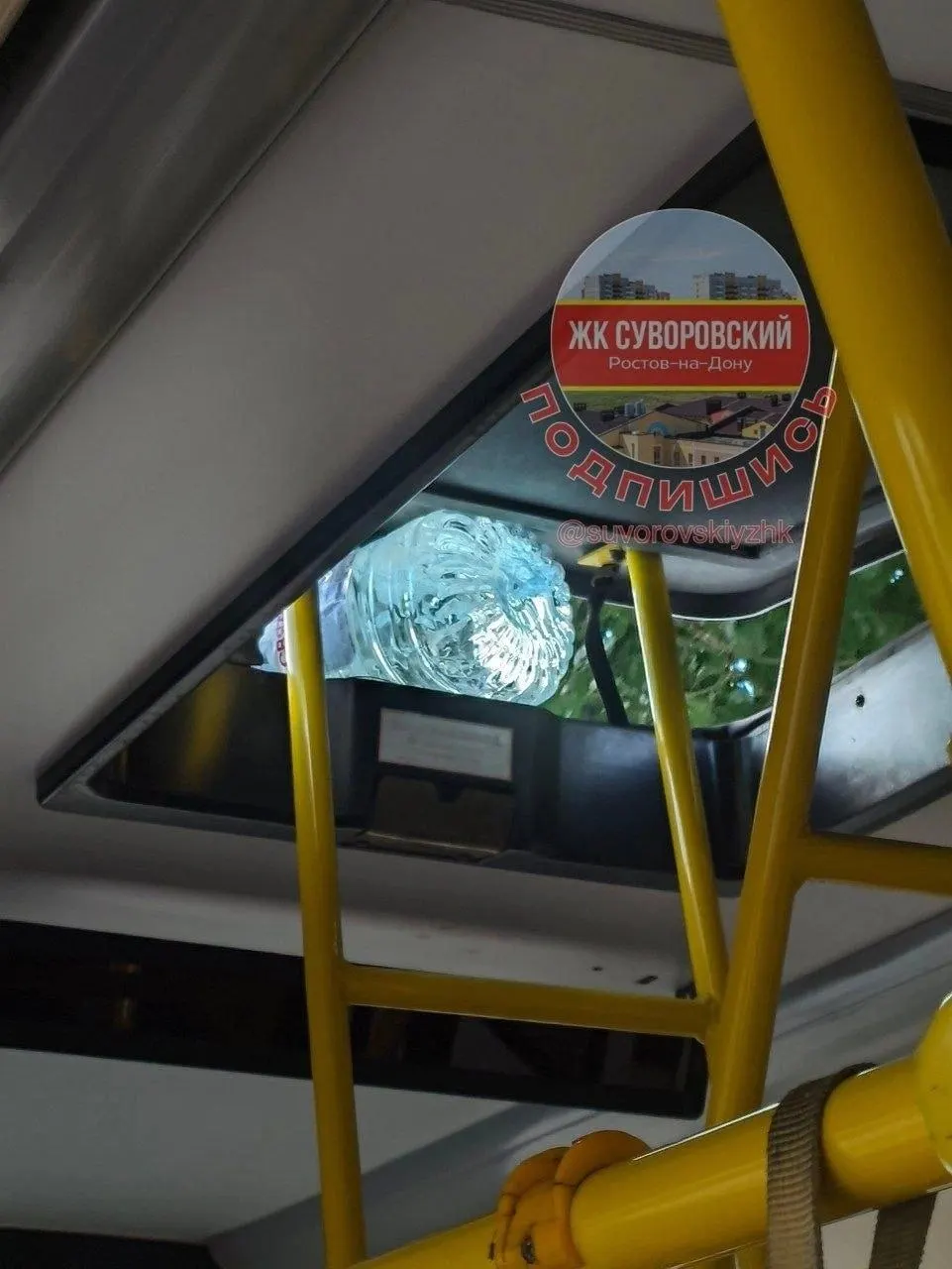 Пассажиры жалуются, что в автобусе №43 в Суворовском не работает кондиционер, молчит табло, а вместо нормальной вентиляции в люке стоит пятилитровая бутылка; водитель держал двери открытыми.
