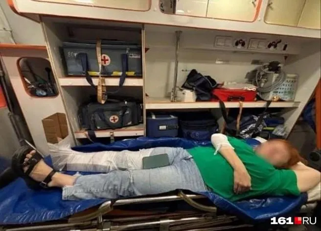 Женщина провалилась по колено в вырытую яму между лицеем №103 и школой №112. Её госпитализировали с ушибами и ссадинами, она собирается жаловаться в администрацию.