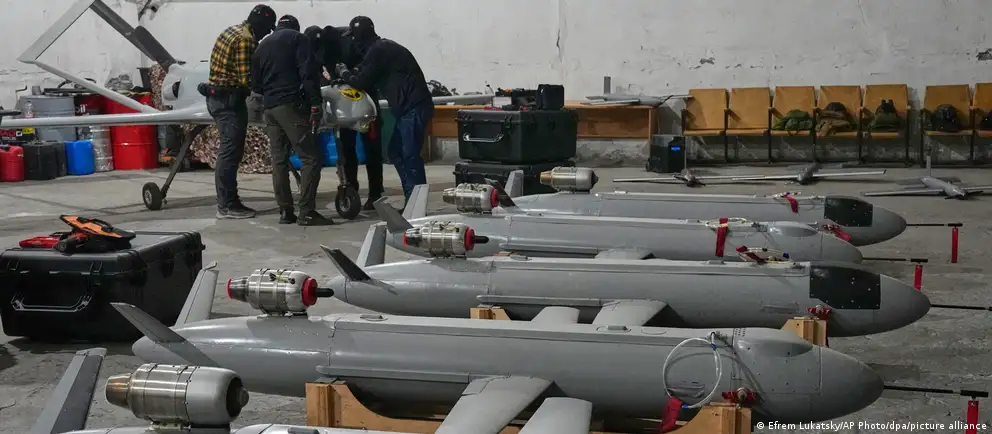 Беспилотники атаковали военный аэродром в Воронежской области и нефтепредприятия в Нижнекамске, Уфе и Саратове; Минобороны сообщает об уничтожении более 400 БПЛА по всей стране.
