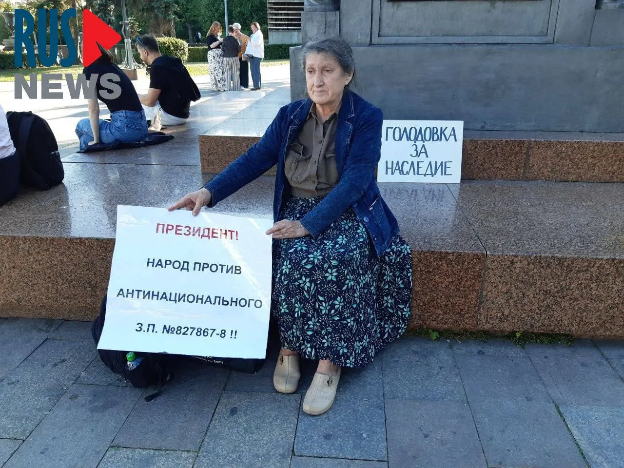 Председатель новосибирского отделения ВООПИК Наталья Шамина устроила голодовку у памятника Кириллу и Мефодию в Москве в знак протеста против законопроекта о передаче региональным властям полномочий по исключению объектов культурного наследия; спустя час её задержала полиция. Ранее подобную акцию объявила активистка из Новосибирска.