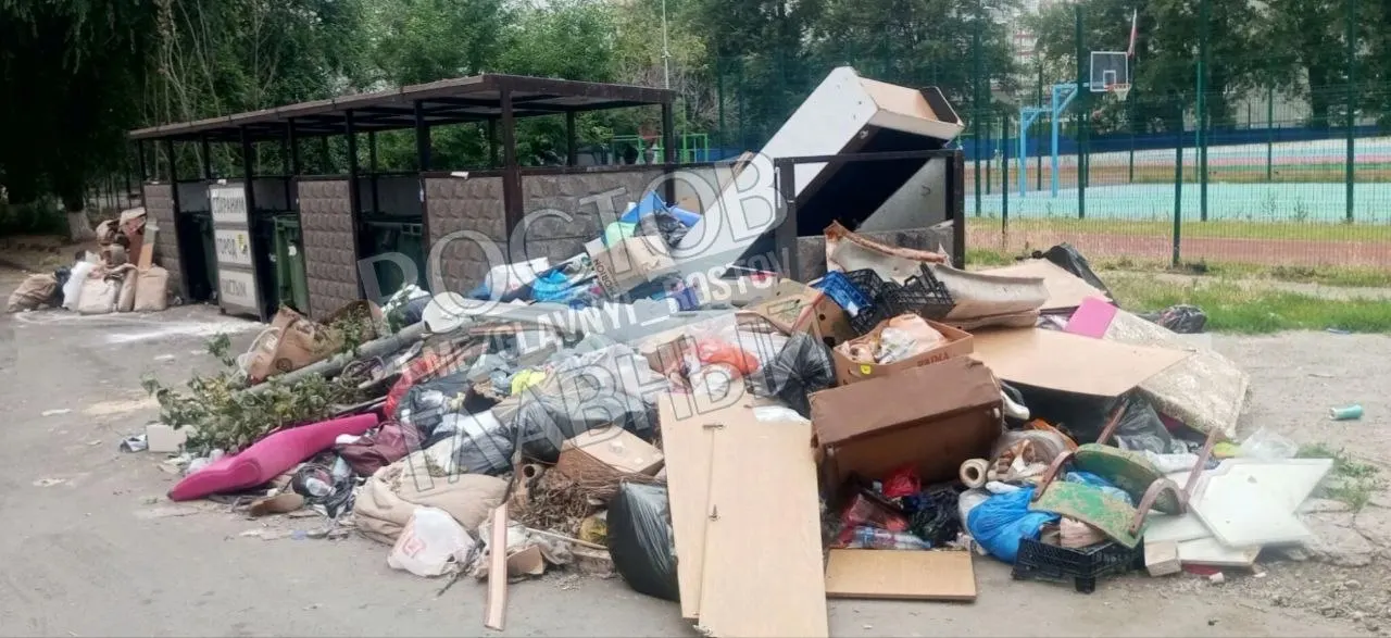 Жители дома на 40-летия Победы, 63/11 сообщают, что бывшая спортивная площадка превратилась в свалку. По их словам, коммунальщики мусор не вывозят и советуют обращаться к частным компаниям за плату.