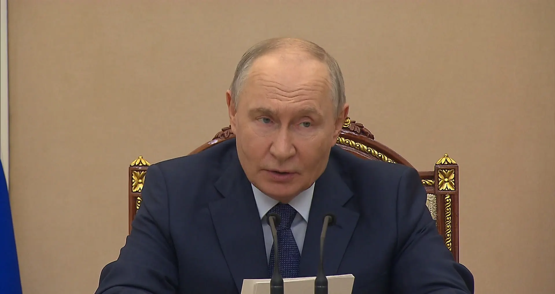Президент заявил, что трудности на топливном рынке временные; ВВП в мае вырос на 0,3%, а федеральный бюджет за июнь исполнен с профицитом.