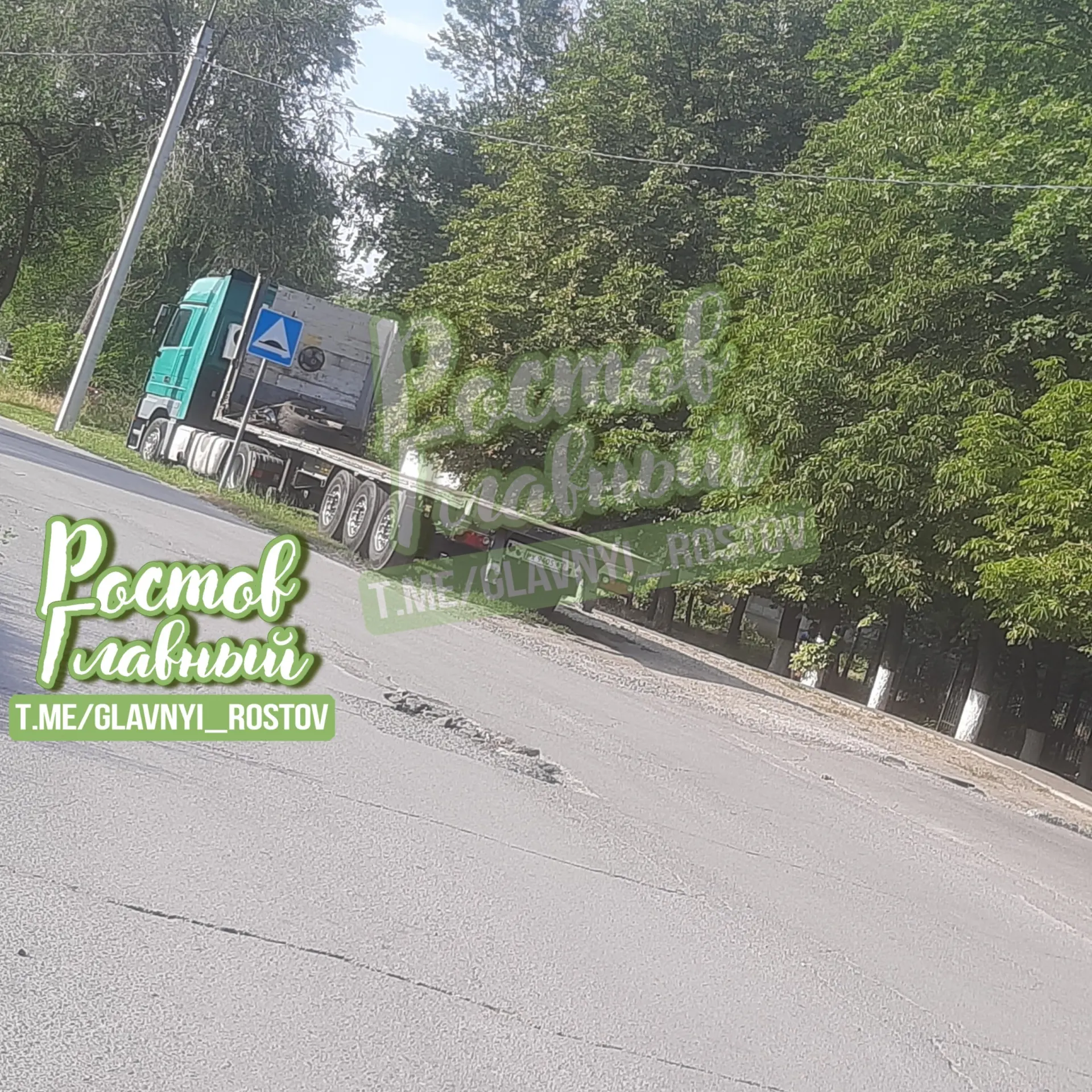 Житель жалуется, что рядом с домом на Вятской, 37/1 постоянно стоит грузовик: после дождя на газоне остаётся грязь. Спрашивают, не должны ли такие машины находиться на спецстоянках.