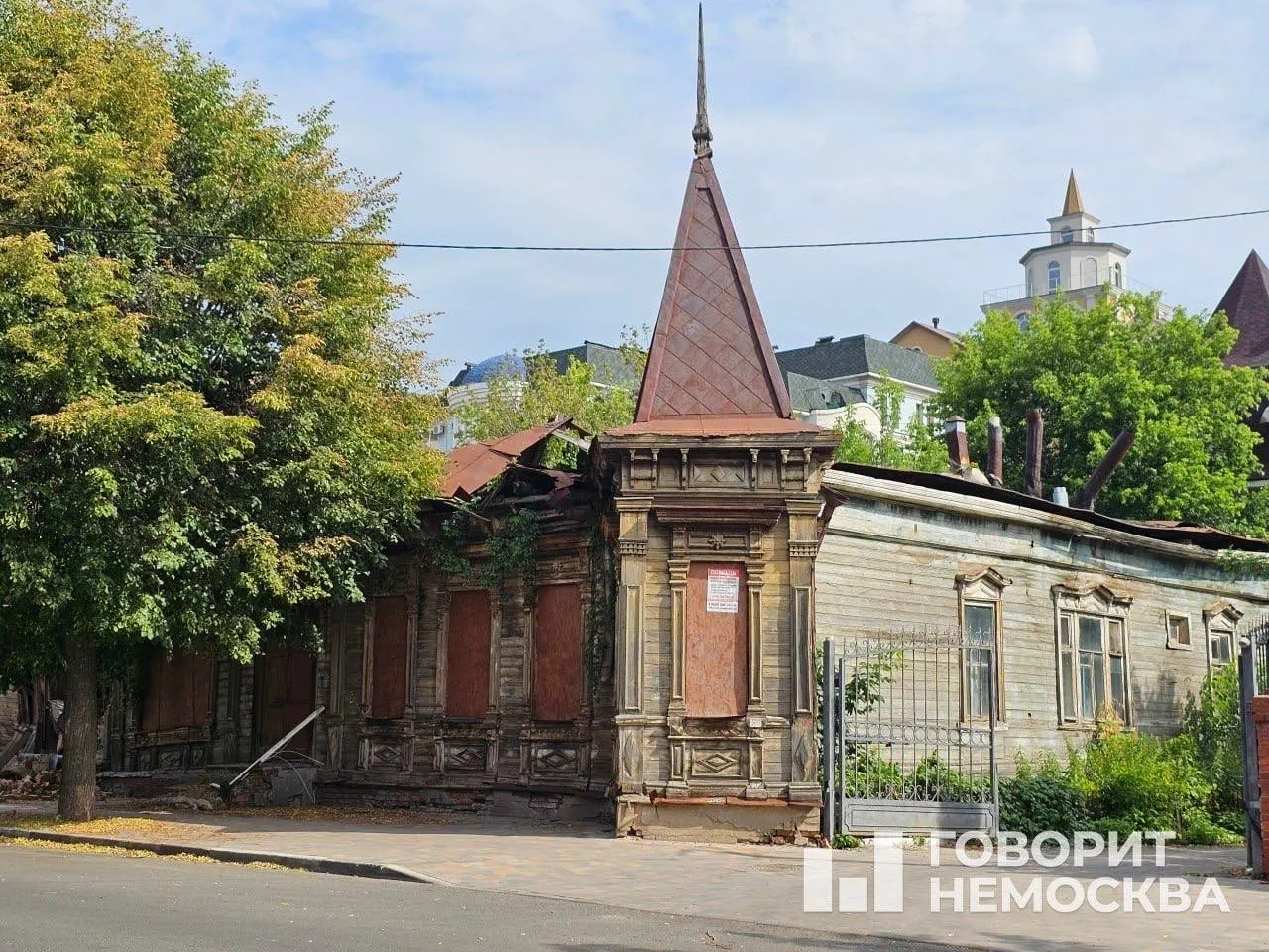 В XIX‑вековом деревянном доме‑ОКН в центре Рязани рухнули крыша и часть стены. Инспекция готовит документы в суд, чтобы обязать собственников провести трудоёмкую и дорогостоящую реставрацию — или рискуют лишиться жилья.