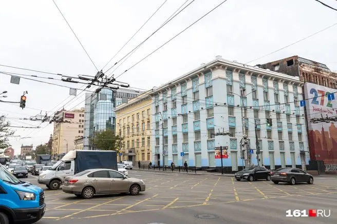 Дирекция по строительству расторгла контракт с «Дорстрой»: подрядчик заявил о невозможности выполнить заказ из‑за отсутствия финансирования, проблем с кредитами и трудностями с доставкой стройматериалов. Работы теперь планируют завершить к ноябрю, ищут нового исполнителя.
