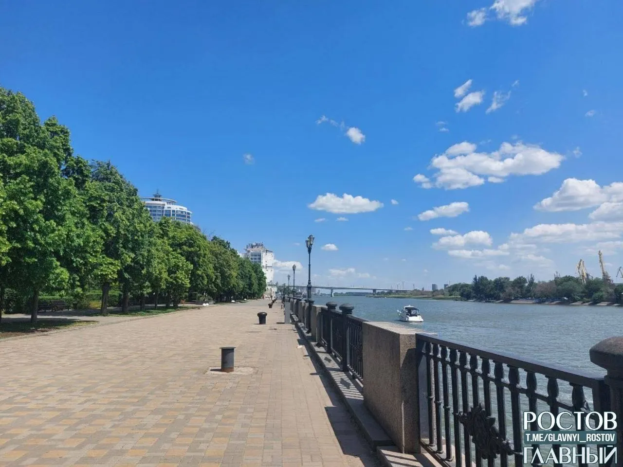 Днём в Ростове-на-Дону ожидается жара — до +35°С, ночью температура опустится до примерно +19°С. Рекомендации по безопасности и ориентир на день.