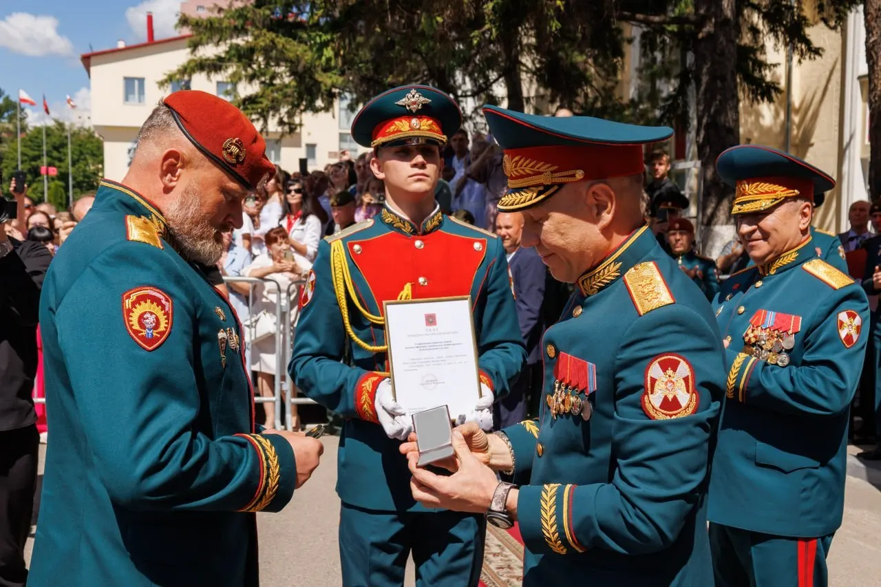 Начальнику Саратовского института войск национальной гвардии Александру Белоглазову присвоено воинское звание генерал-лейтенанта. Погоны и удостоверение вручил заместитель директора Росгвардии, генерал-полковник Анатолий Маликов.