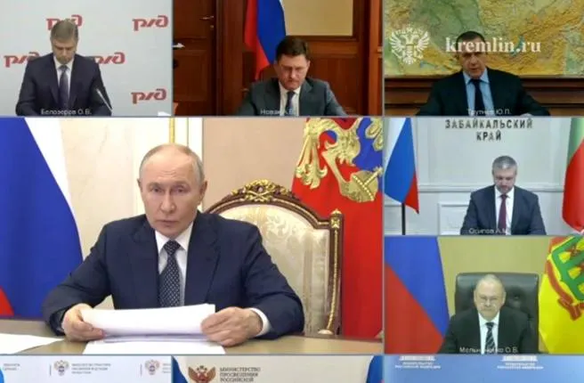 Во время видеосовещания с президентом губернатор Забайкалья изложил предложения по обеспечению топлива: строительство малых НПЗ и расширение импорта. Президент поручил активнее привлекать малый и средний бизнес к производству нефтепродуктов и рассмотреть субсидии на закупки.