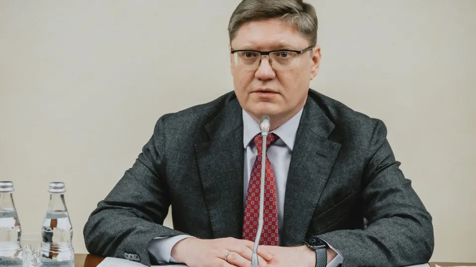Замглавы фракции «Единая Россия» назвал недовольство дефицитом топлива детским, обвинил противника в ударах по НПЗ; аналитики фиксируют резкое падение переработки нефти и очереди на АЗС.