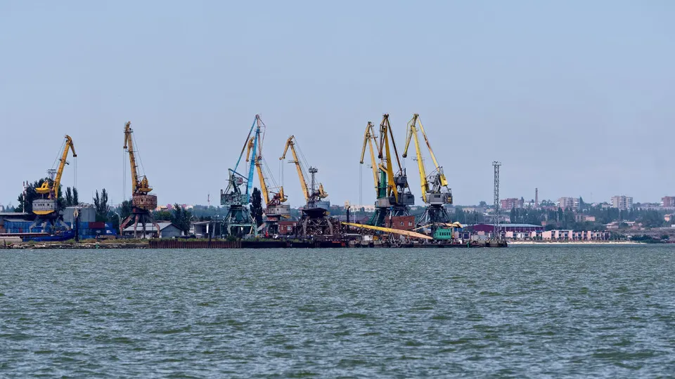 Ночной удар беспилотников повредил жилой дом в Ростове и спровоцировал ограничения на отгрузки в порты Азовского моря: железнодорожные перевозки к станциям Азов и Таганрог приостановлены, что угрожает экспорту зерна и другим грузопотокам.