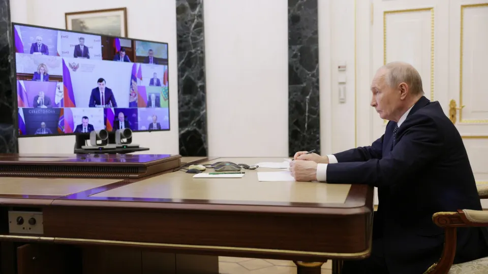 Президент одобрил предложение губернатора Забайкалья о создании сети небольших нефтеперерабатывающих заводов для повышения устойчивости внутреннего рынка после серии атак беспилотников; переработка и производство бензина сократились примерно на четверть.