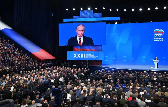Администрация президента несколько раз корректировала KPI для «Единой России»: от первоначальных 55% ожиданий в марте до примерно 45% в ряде регионов летом. Причины — падение рейтингов, рост цен и усталость общества.