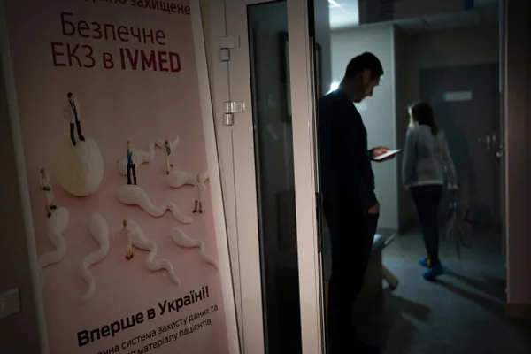 Депутаты приняли поправки к закону «О ветеранах»: вспомогательные репродуктивные технологии, включая ЭКО, станут бесплатными для жен участников и инвалидов боевых действий, а также для вдов, не вступивших в повторный брак в течение пяти лет; суррогат не покрывается.