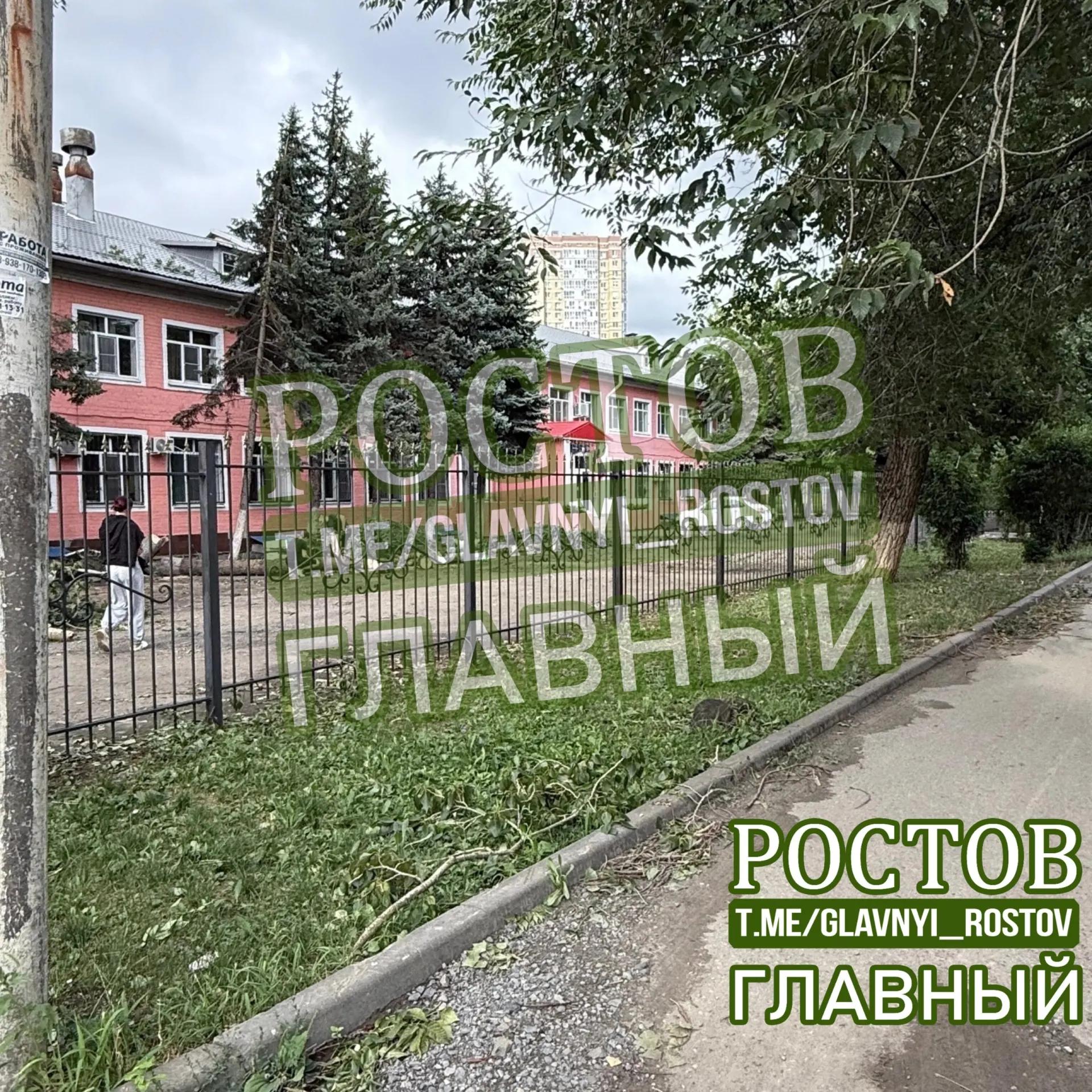 Жители сообщают о порченных продуктах, оборванных проводах на дороге и отсутствии электричества в соседнем детском доме; в близких детсадах питание уже восстановили.