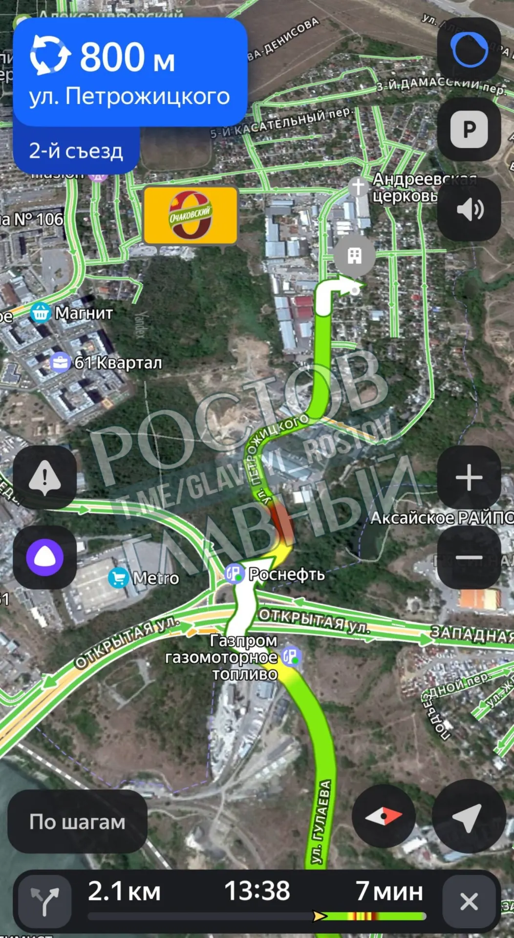 На Аксайском кольце в Ростове-на-Дону образовалась плотная пробка: автомобили стоят у автозаправки, автобусы не проходят, двое регулировщиков не справляются с потоком.