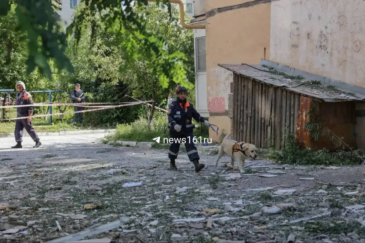 После ночного удара беспилотников в Гуково пострадал многоквартирный дом: жителей эвакуировали и временно запретили возвращаться в квартиры. Документы можно забрать под присмотром спасателей; введён режим ЧС, эксперты оценят состояние здания, имущество эвакуированных охраняет полиция.