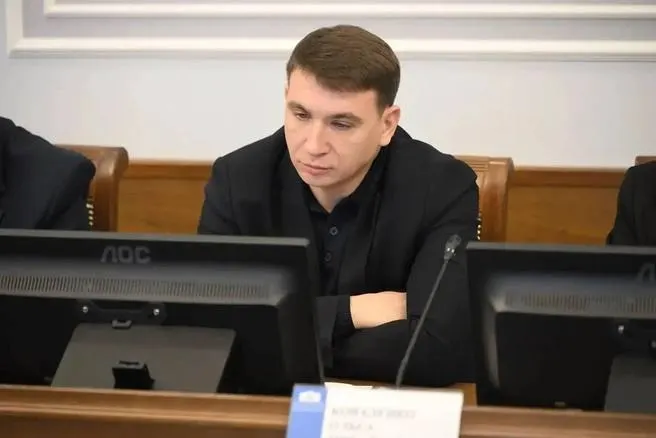 Денис Полюбин был задержан 22 июня. Следствие расширило сумму ущерба до 83 млн рублей, по делу также проходят ещё три человека. Чиновника доставили в Московскую область для допроса.