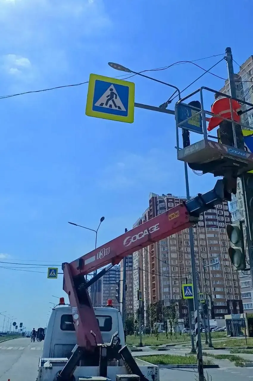 Из‑за сильного ветра в нескольких местах Ростова-на-Дону оказались повреждены светофорные устройства: часть обесточена из‑за оборванных проводов, некоторые перевернуты. Дорожные службы проводят осмотр — при обнаружении неисправности просят звонить по указанному телефону.