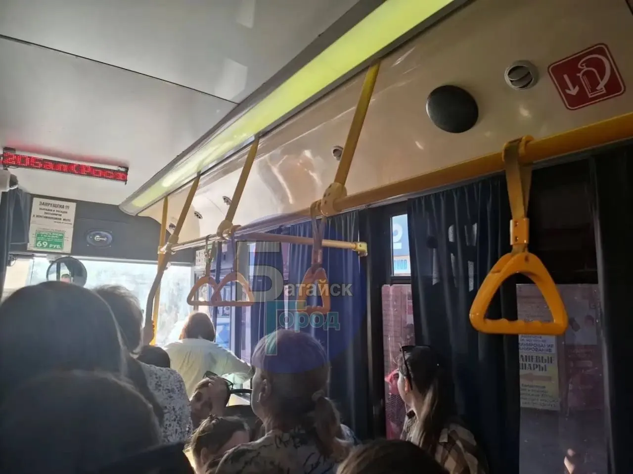 В салоне переполненного автобуса стало настолько жарко и душно, что двое человек одновременно потеряли сознание. Водитель включил охлаждение, но система не справлялась.