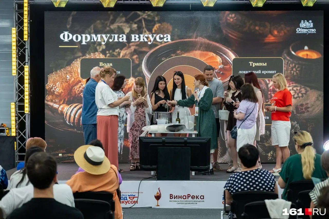 На фестивале «ВинаРека» в Ростове можно было продегустировать донские вина, авторские сыры и деликатесы; на сцене проходили лекции и мастер‑классы по гастрономии.