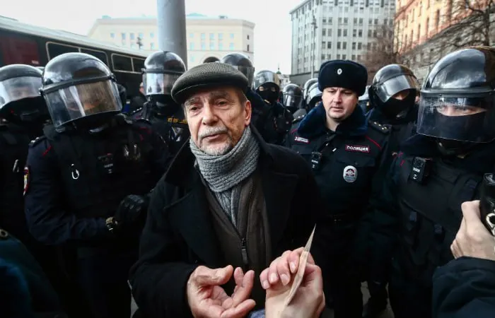 В Хорошевском суде Москвы началось заочное рассмотрение дела 84‑летнего правозащитника: обвинения связаны с деятельностью «нежелательной» организации и статусом «иностранного агента».