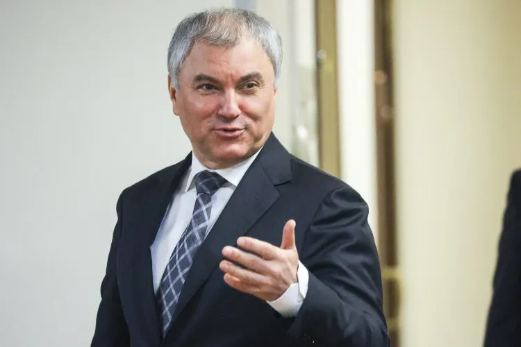Спикер Госдумы призвал жителей крупных городов активнее пользоваться электротранспортом. По его мнению, современные трамваи могут разгрузить дороги, улучшить экологию и стать дешёвой альтернативой наземному метро на фоне дефицита топлива.
