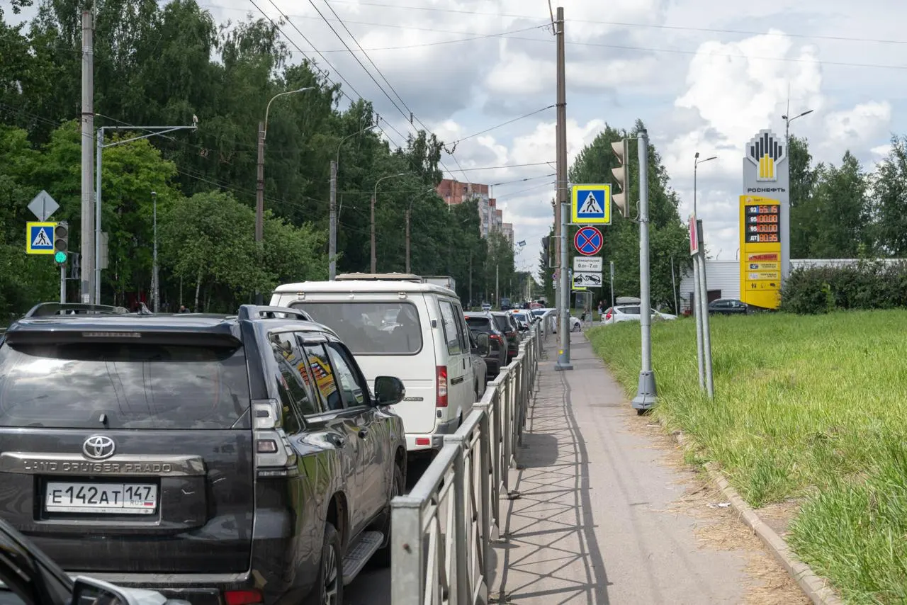 Несмотря на временное разрешение оборота бензина Евро‑3 по стране, проверка петербургских заправок показывает, что в городе пока поставляют Евро‑5; персонал рекомендует самим сверять документы на поставки.
