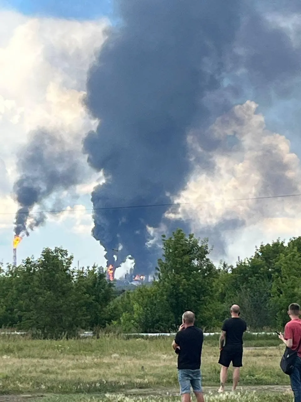 В Омской области зафиксирован масштабный пожар на территории Омского НПЗ после атаки беспилотников; власти подтвердили достижение нескольких БПЛА промышленных объектов региона.