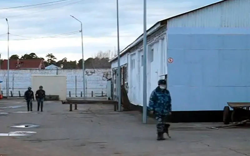 Минусинский суд признал заключённого виновным в публичных призывах к экстремизму; к уже имеющемуся сроку за убийство добавили ещё годы, в сумме — 19 лет строгого режима.