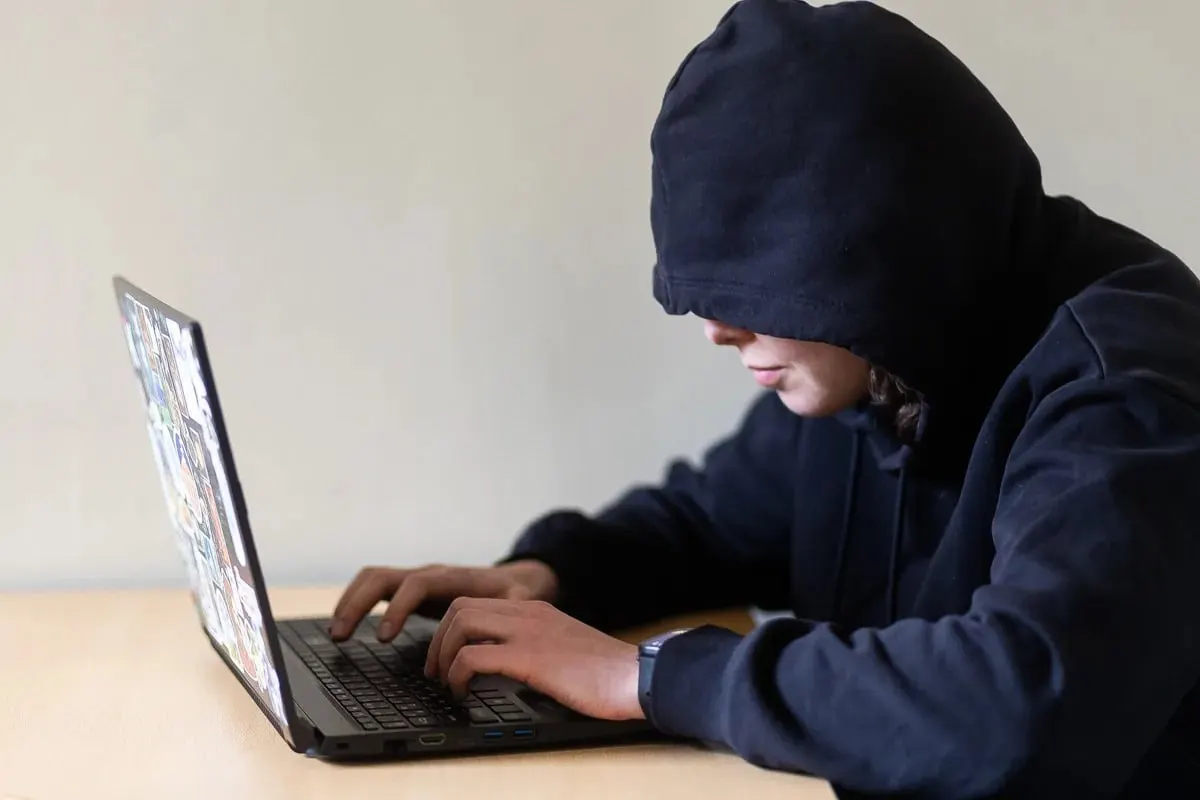 Инициатива предусматривает судебные охранные ордера, запрещающие преследователю приближаться, посещать места повседневной жизни жертвы и выходить с ней на связь. Законопроект направлен в правительство; при принятии он может вступить в силу с 1 января 2027 года.