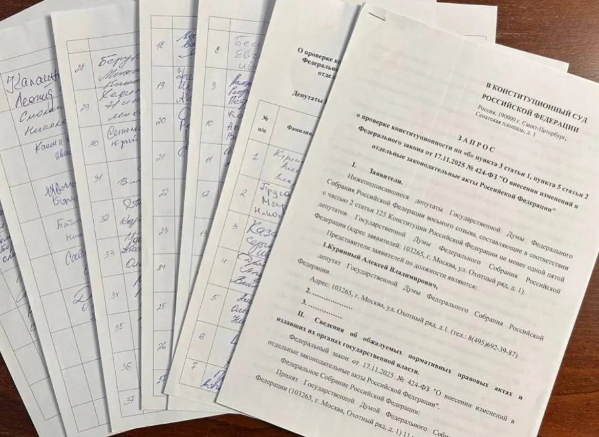 Депутат от Ульяновской области Алексей Куринный собрал 73 подписи для обращения в КС по закону об обязательной отработке студентов-медиков; для подачи обращения требуется 90 подписей, большинство фракций отказались поддержать инициативу.