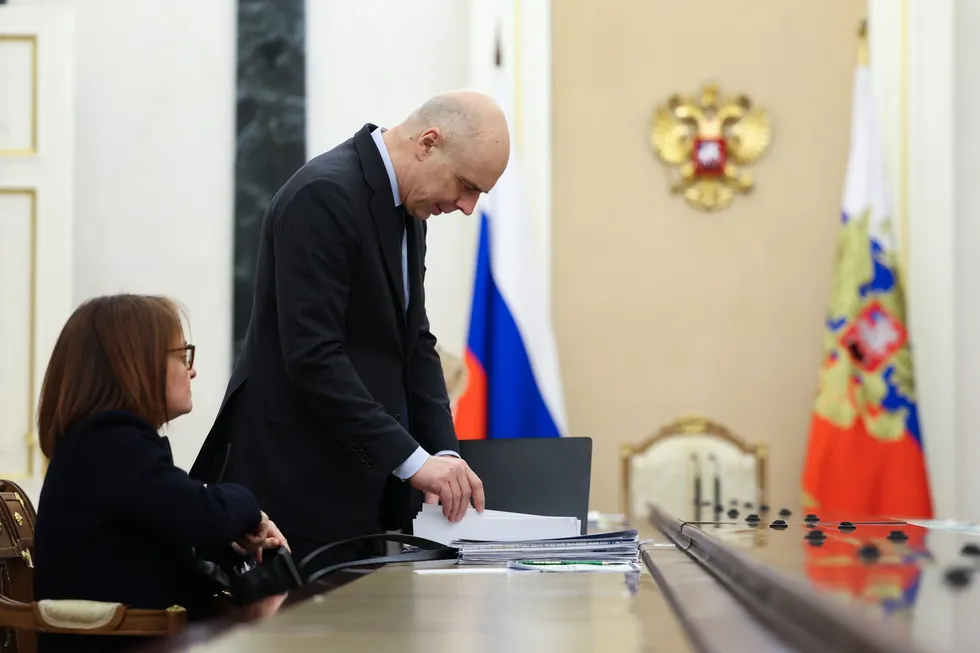 Дума дала Минфину возможность оперативно наращивать расходы и госдолг выше установленных лимитов. Это решает краткосрочные кассовые разрывы, но подрывает предсказуемость фискальной политики, повышает ставки и давит на инвестиции и уровень жизни.