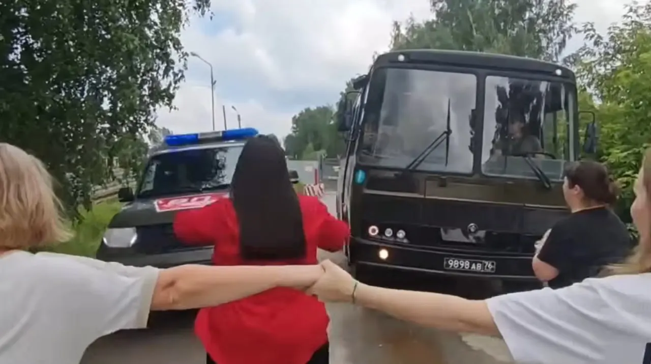 Родственники заявляют, что 21 июня около 30 военнослужащих вывезли из сборного пункта в Верхней Пышме в Ростов-на-Дону. По словам близких, среди отправленных были раненые и больные, им не дали передать вещи. Официальных комментариев Минобороны пока нет.