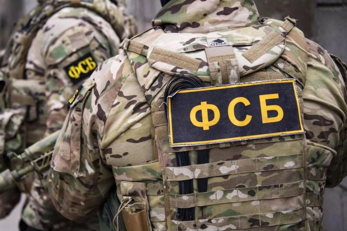 ФСБ заявила о задержаниях и изъятии десятков FPV‑дронов и оборудования, которые, по версии ведомства, предназначались для ударов по военным аэродромам, в том числе планируемого удара по аэродрому в Ростове-на-Дону.