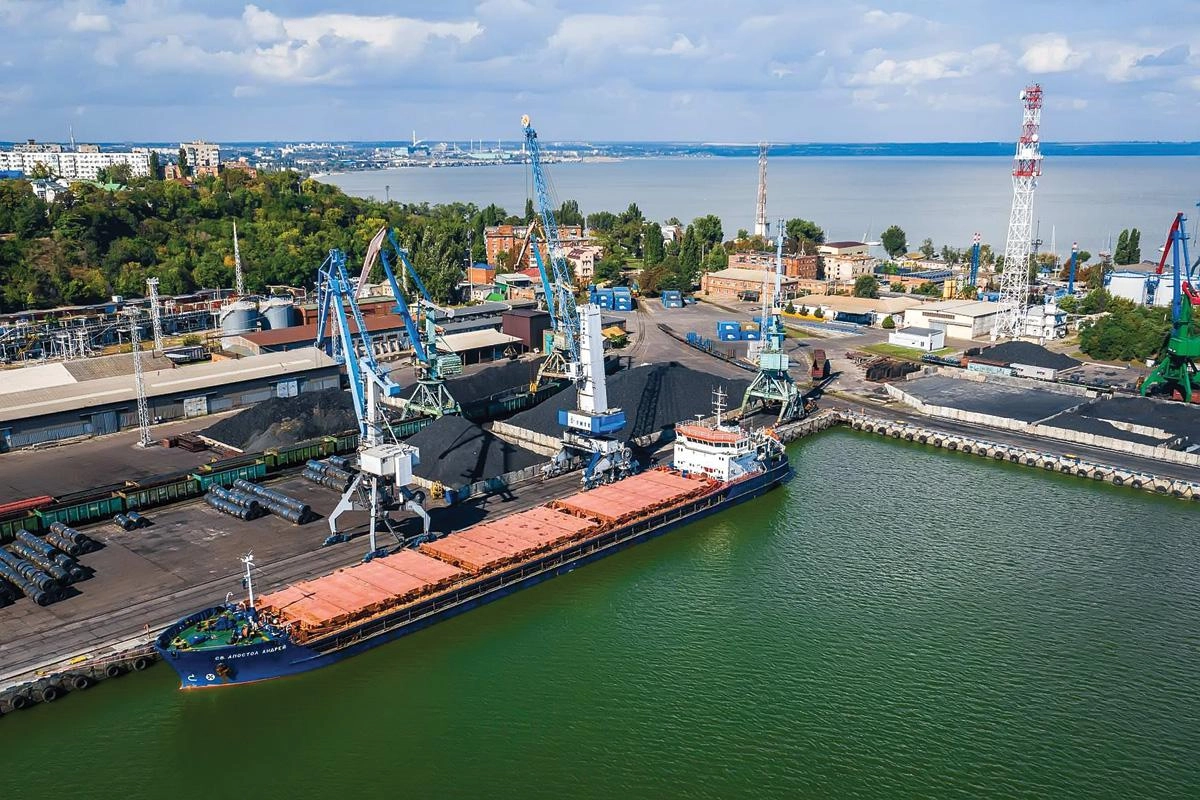 Минсельхоз предложил покрывать до 90% расходов на перевозку зерна в черноморские и балтийские порты после остановки отгрузок из азовских портов из‑за угроз беспилотников.