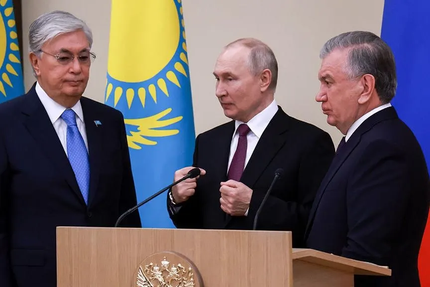 Правительство получило разрешение на переговоры о пересмотре соглашений о военно‑техническом сотрудничестве с Казахстаном и Узбекистаном на фоне западных ограничений и роста поставок отдельных комплектующих.