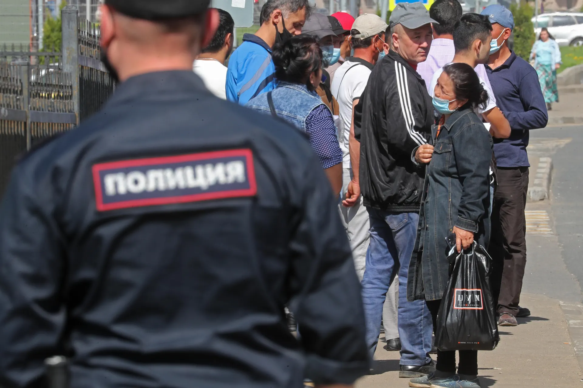 Правительство подготовило поправки к законопроекту об обязательной депортации: в список правонарушений предлагают добавить дискриминацию и неповиновение законному требованию пограничника.