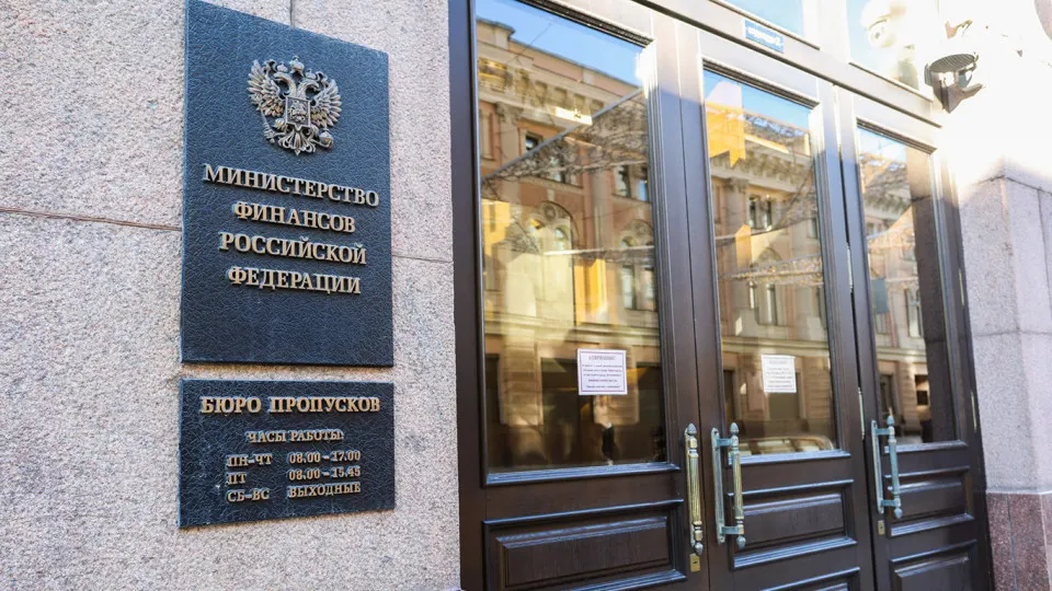 После 2022 года долг государства вырос на 68%, затраты бюджета на проценты утроились, а обслуживание займов превратилось в одну из крупнейших статей расходов. Эксперты предлагают ввести пределы долговой нагрузки на уровне 30–40% ВВП.