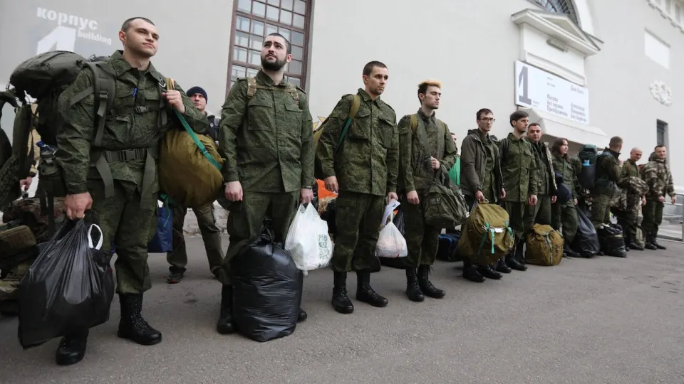 Число объявлений о работе для специалистов по воинскому учёту и мобилизационной подготовке резко выросло: более 2,5 тыс. вакансий на сайтах по поиску работы, большой прирост в Москве и во многих регионах. Зарплаты — от 15 до 150 тыс. рублей.