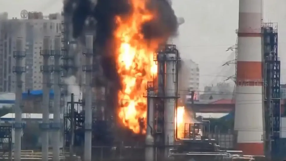 Из‑за остановок крупных нефтеперерабатывающих заводов выпуск автобензина сократился примерно до 65% от летнего уровня потребления; дефицит покрывается импортом, резервами и снижением спроса.