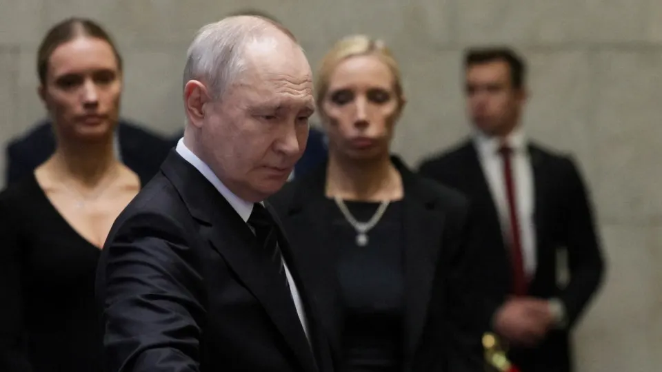 По данным источников, близких к Кремлю, российский президент отвергает территориальные компромиссы и склоняется к усилению боевых действий, несмотря на экономические трудности и призывы остановить наступление.