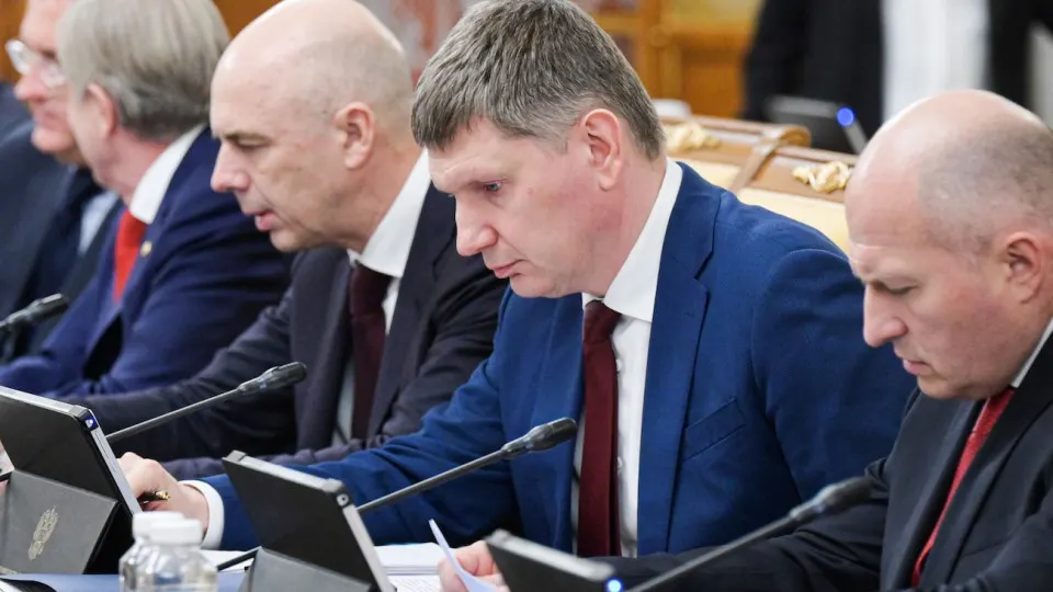 Минэкономразвития сообщает, что ВВП РФ за январь–май вырос всего на 0,2%. Промышленность и инвестиции в целом стагнируют, экономику всё сильнее разделяют на растущий государственный сектор и отстающие частные отрасли; падение цен на нефть и проблемы в НПЗ усиливают риски для бюджета и инфляции.