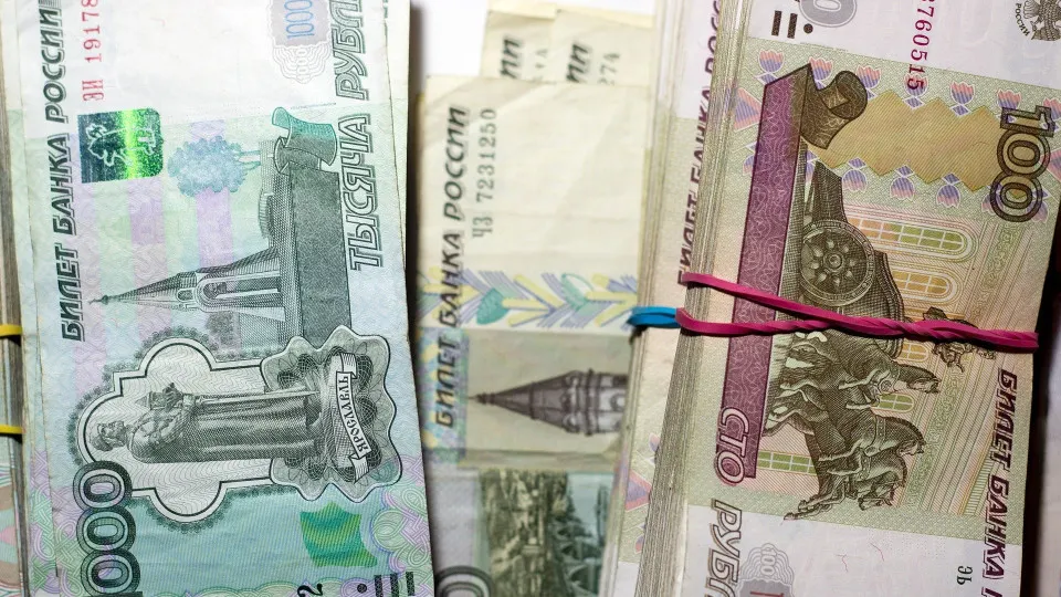 С начала июля население резко увеличило изъятие наличных — за период с 1 по 16 июля объем «кэша» в обращении вырос примерно на 513 млрд рублей. Это сопровождается ростом проблемных кредитов и повышенным спросом банков на средства у Центробанка.