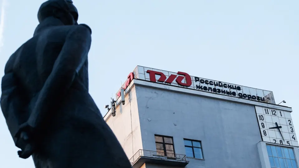Индексацию тарифов решили провести уже 1 октября, чтобы поддержать РЖД: у монополии почти 4 трлн руб. долга, сокращаются инвестиции и планируются увольнения.