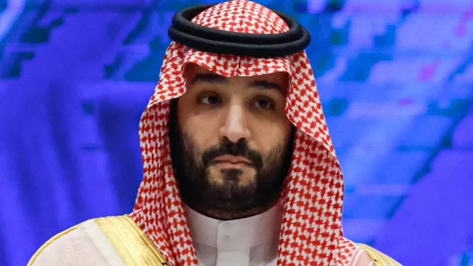 Королевство снизило официальную отгрузочную цену сорта Arab Light на $11 за баррель для августа и впервые с 2020 года продаёт с дисконтом к региональным бенчмаркам. Решение обрушило котировки и усилило давление на российский Urals.